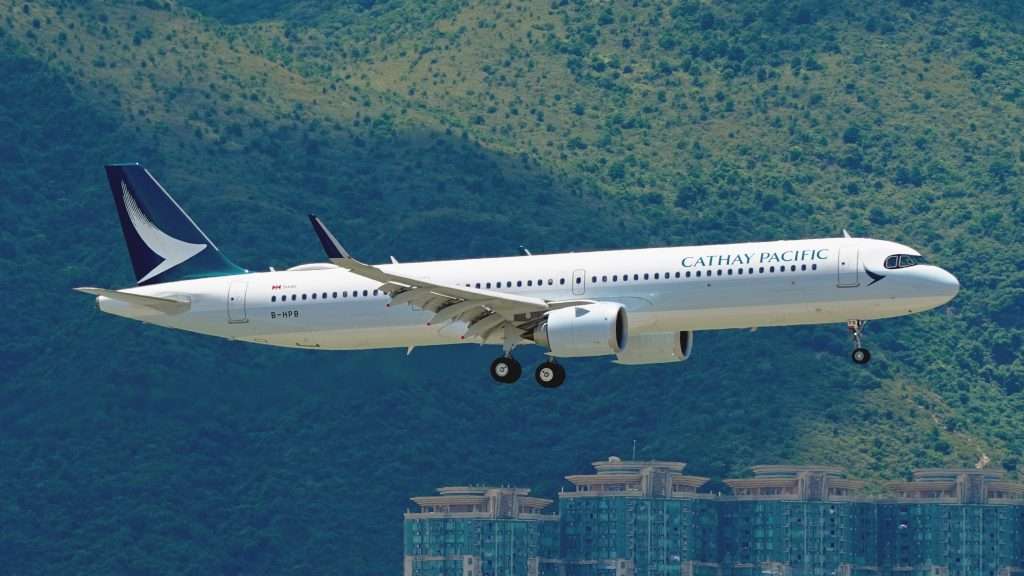 An Airbus A321neo of Cathay Pacific landing from Guangzhou.