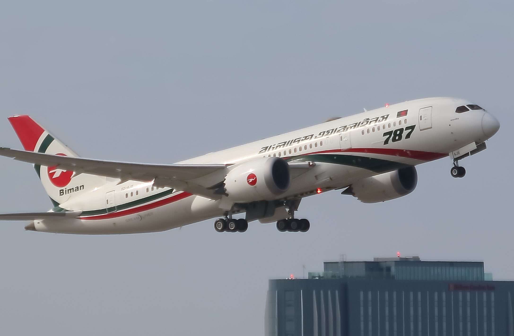biman bangladesh airlines boeing 787 dreamliner departing