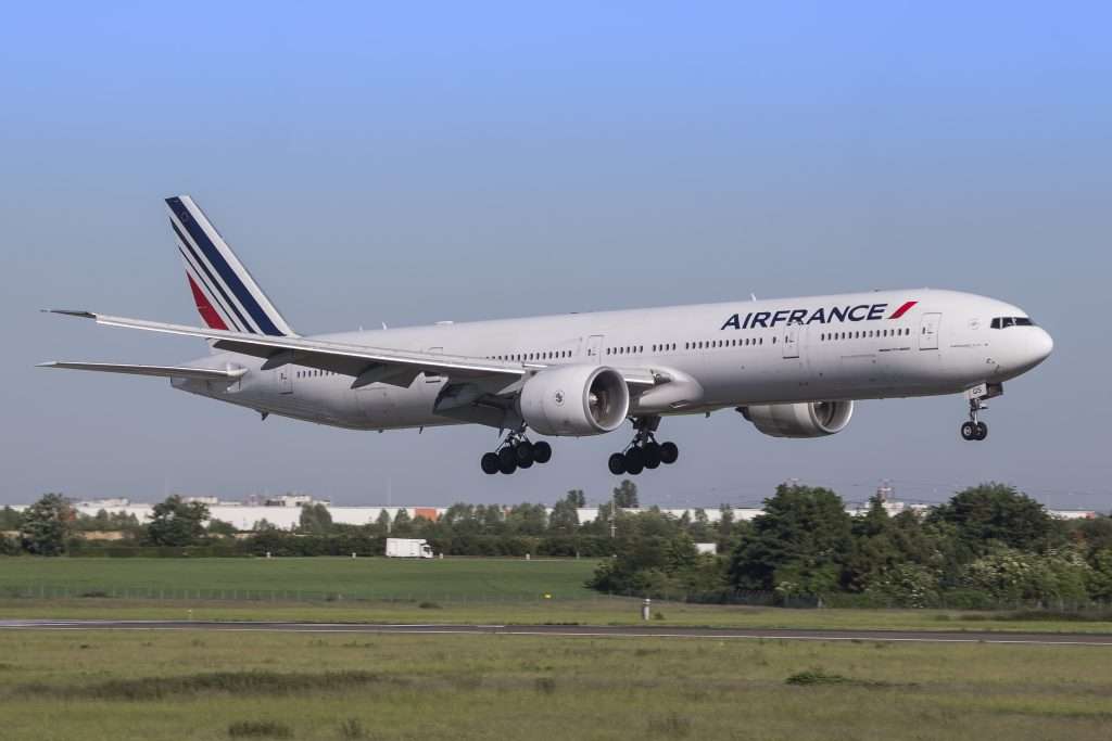 Air France Boeing 777-300 landing in Paris Orly