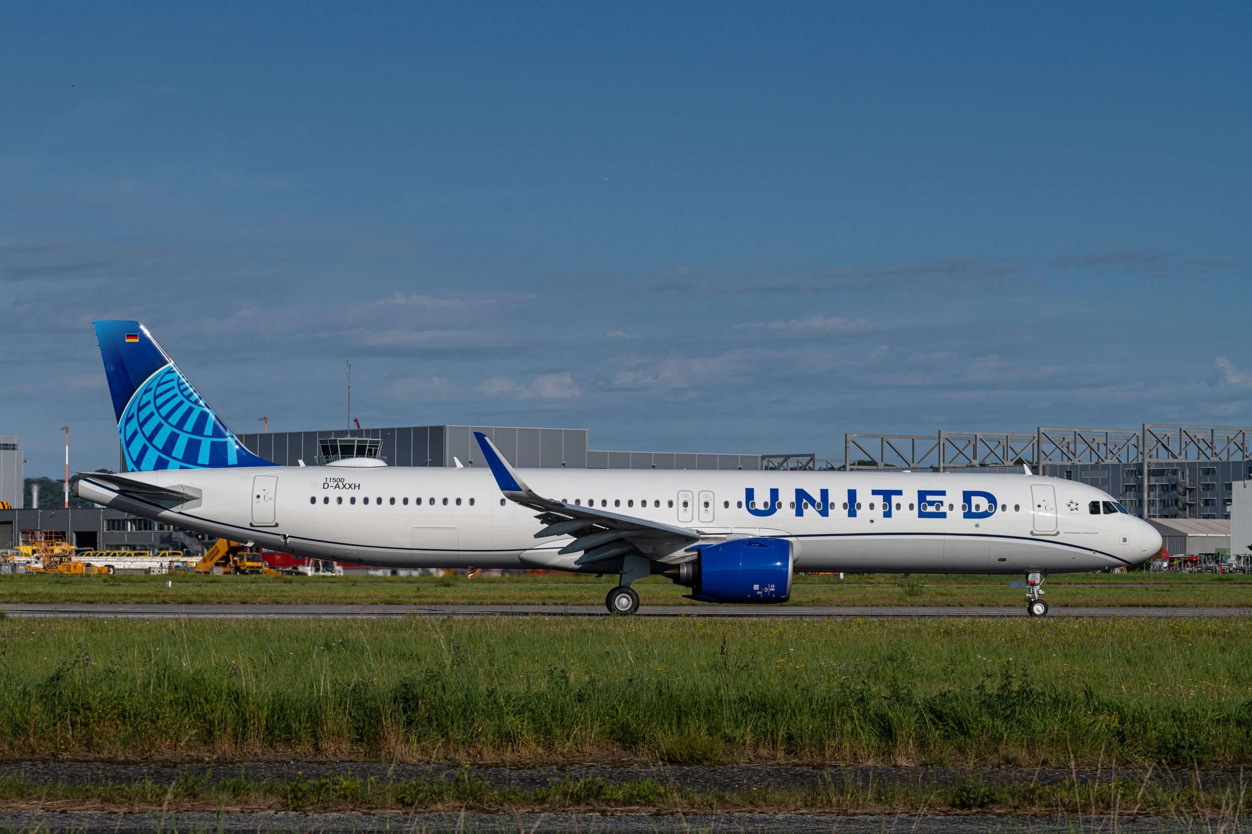 United Airlines is reportedly closing in on a deal for additional Airbus A321neos from lessors to cover for the delayed 737-10s from Boeing.