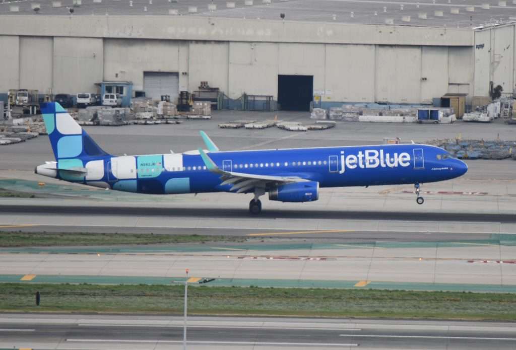 A Jetblue Airbus A321 wearing the new livery arriving into Los Angeles International Airport