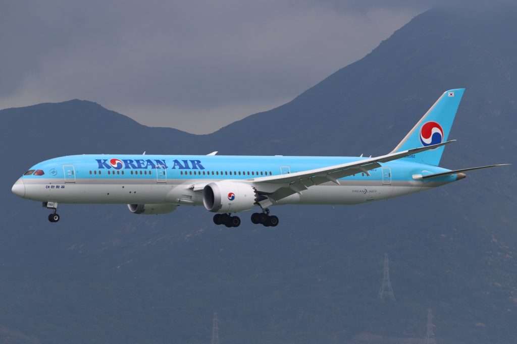 A Korean Air Boeing 787-9 Dreamliner arriving into Hong Kong