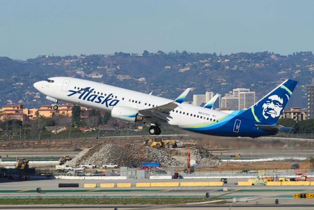 Alaska Airlines
Boeing 737-890
N527AS CN: 35694
-
Los Angeles International Airport - LAX
From Imperial Hill, Clutter's Park, El Segundo CA