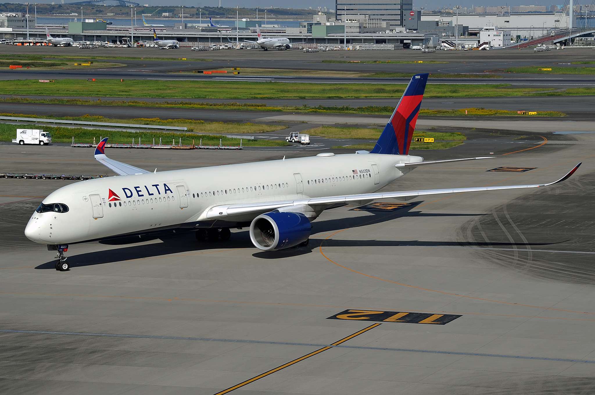 A Delta Airbus A350-900 at Tokyo Haneda