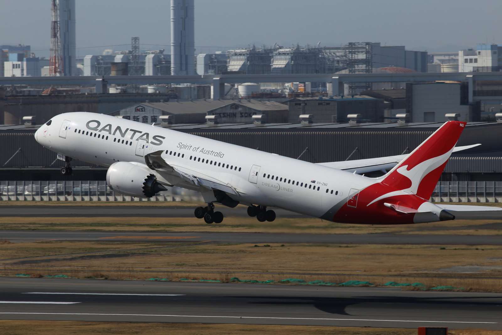 A Qantas Boeing 787 Dreamliner departs Tokyo Haneda