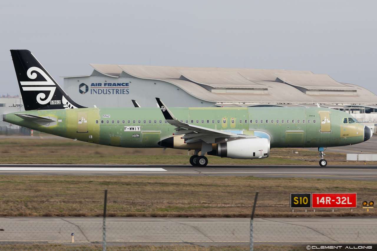 An Air New Zealand Airbus A320-200 in Toulouse
