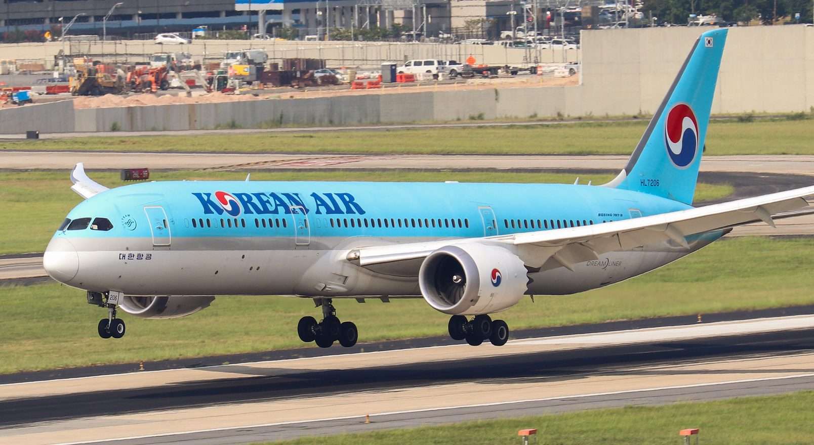 A Korean Air Boeing 787 Dreamliner arriving into Atlanta