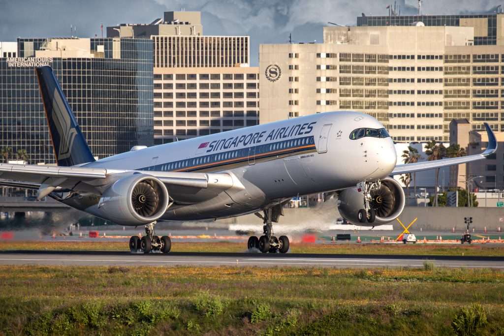 A Singapore Airlines Airbus A350 arriving into Los Angeles