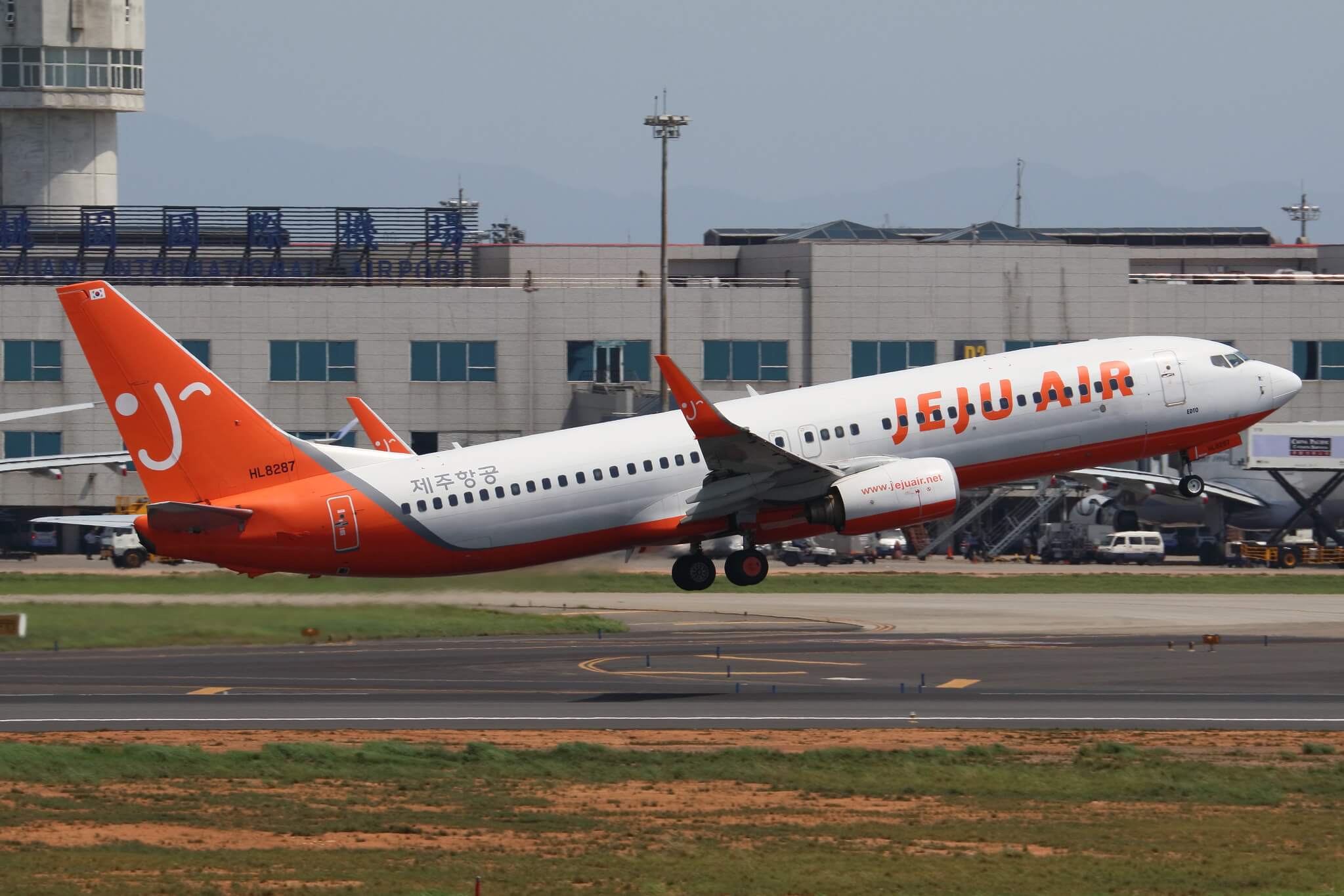 A JejuAir Boeing 737-8Q8