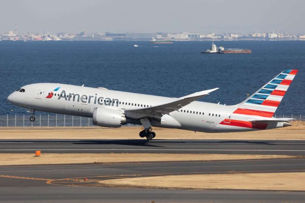 American Airlines Boeing 787 Dreamliner departs Tokyo Haneda