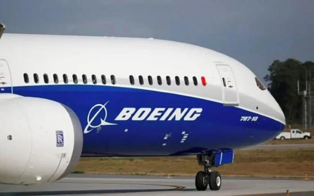 A Boeing 787-10 Dreamliner