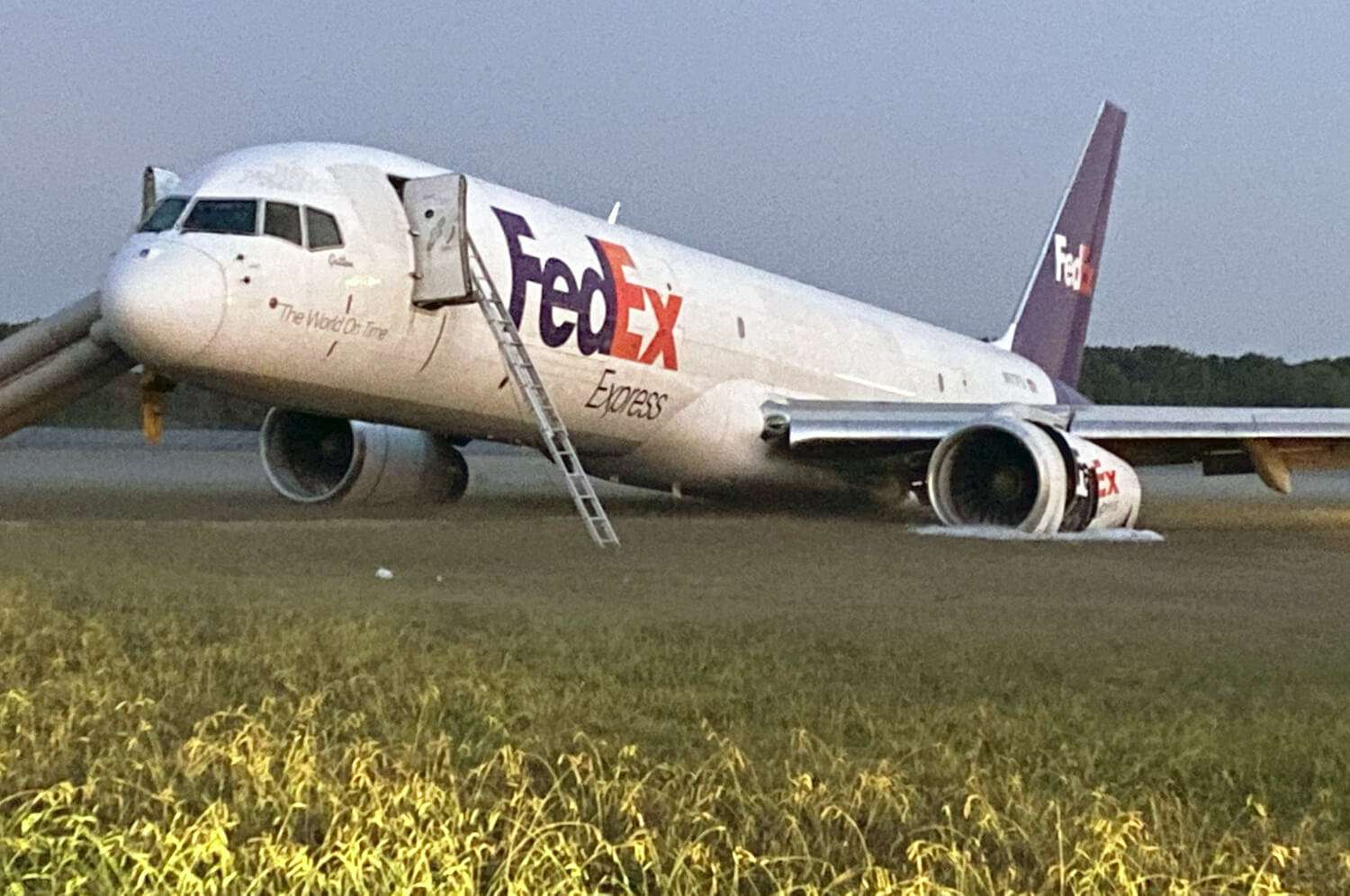A FedEx Boeing 757 shortly after completing an emergency landing