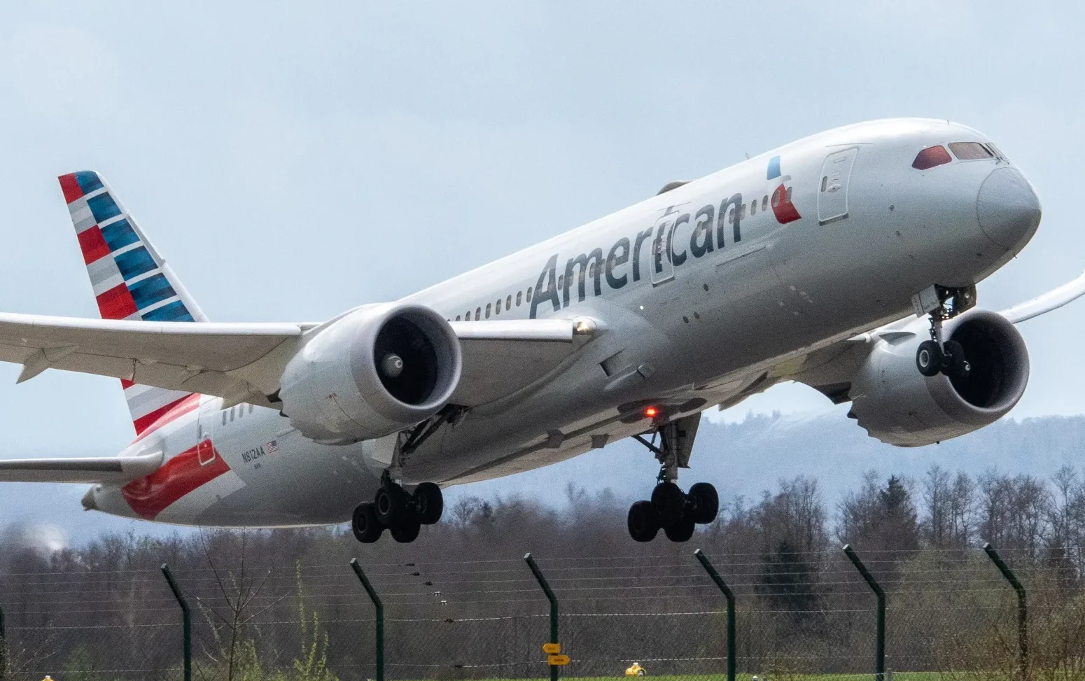 An American Airlines Boeing 787 Dreamliner departs Zurich