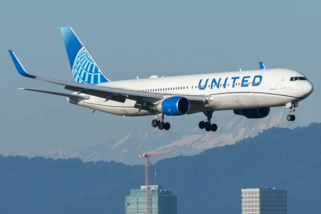 A United Airlines Boeing 767