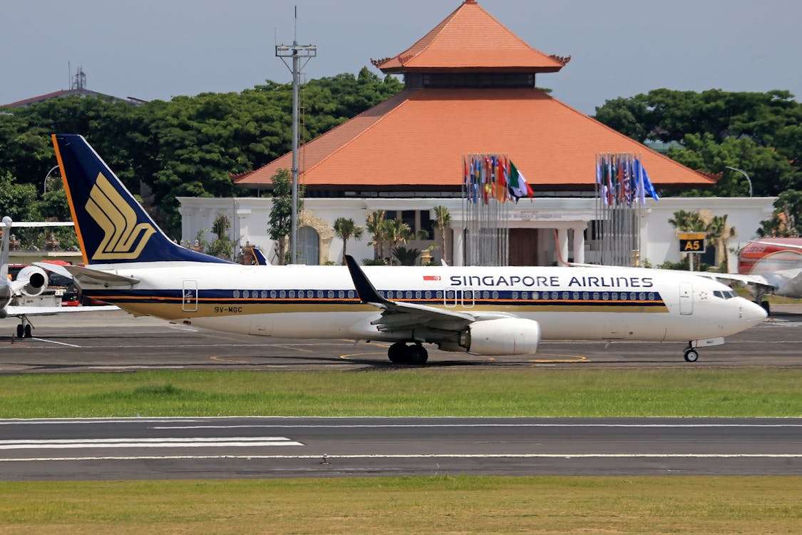 A Singapore Airlines Boeing 737-800