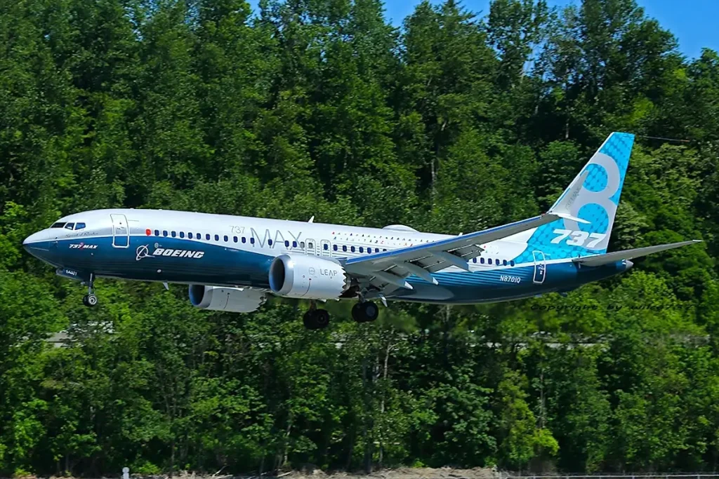 A Boeing 737 MAX 8 arriving into the Boeing Field