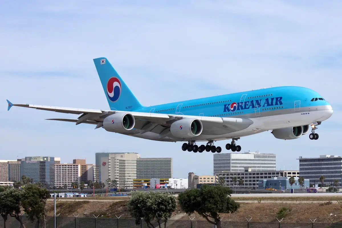 Korean Air Airbus A380-800 arriving in Los Angeles