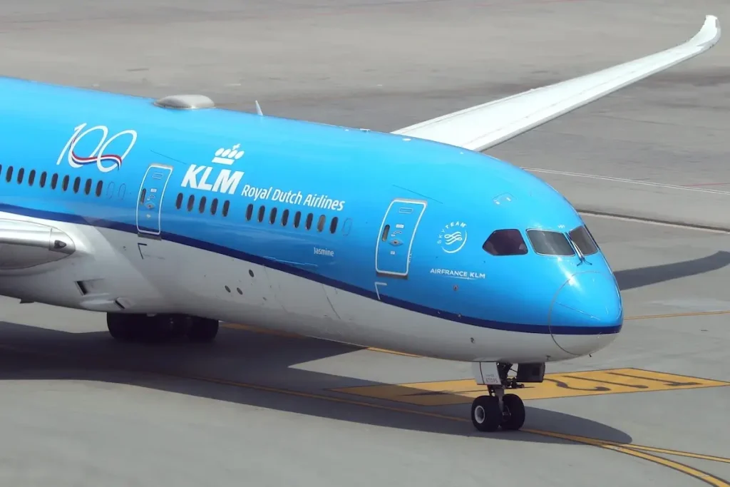 KLM Royal Dutch Airlines Boeing 787-9 taxi to the gate at Suvarnabhumi Airport, VTBS