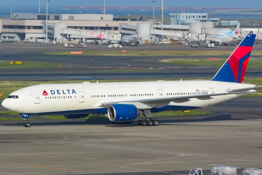 Delta Airlines Boeing 777-200(ER) (N867DA) taxiing to apron at Haneda Airport (Tokyo International Airport)