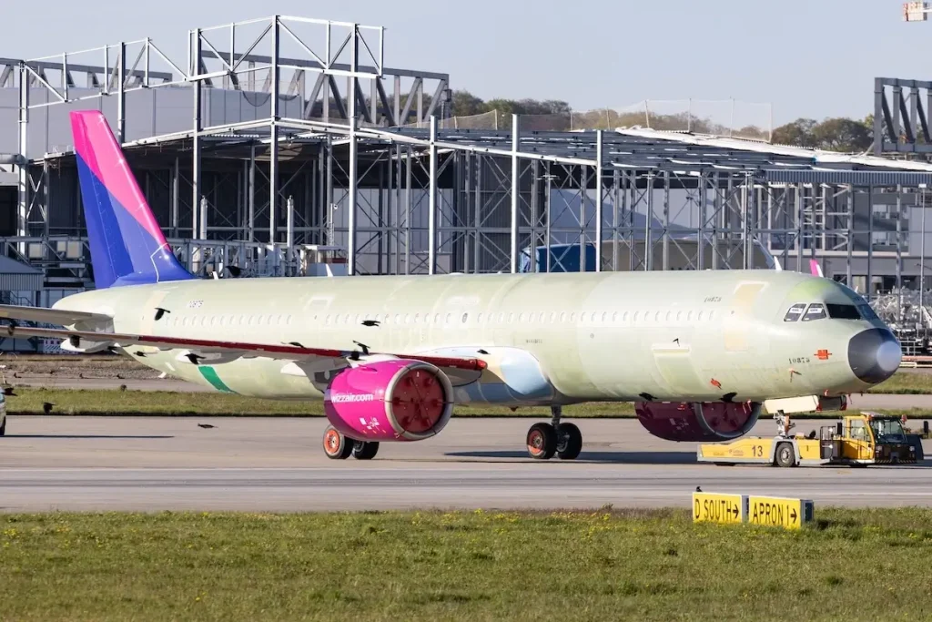 - Wizz Air (W6 | WZZ) at Hamburg Finkenwerder (EDHI|XFW) with an Airbus A321-271NX A21N (D-AZYO