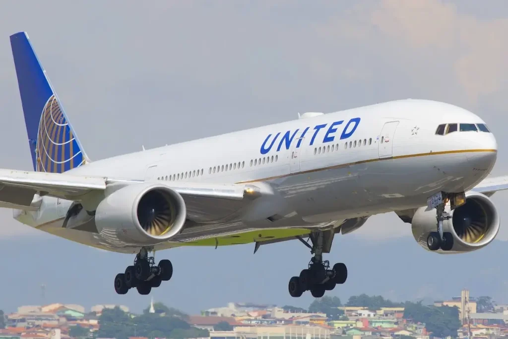 Boeing 777-200 United Airlines at Guarulhos International Airport, Sao Paulo Brazil - 12/05/2015