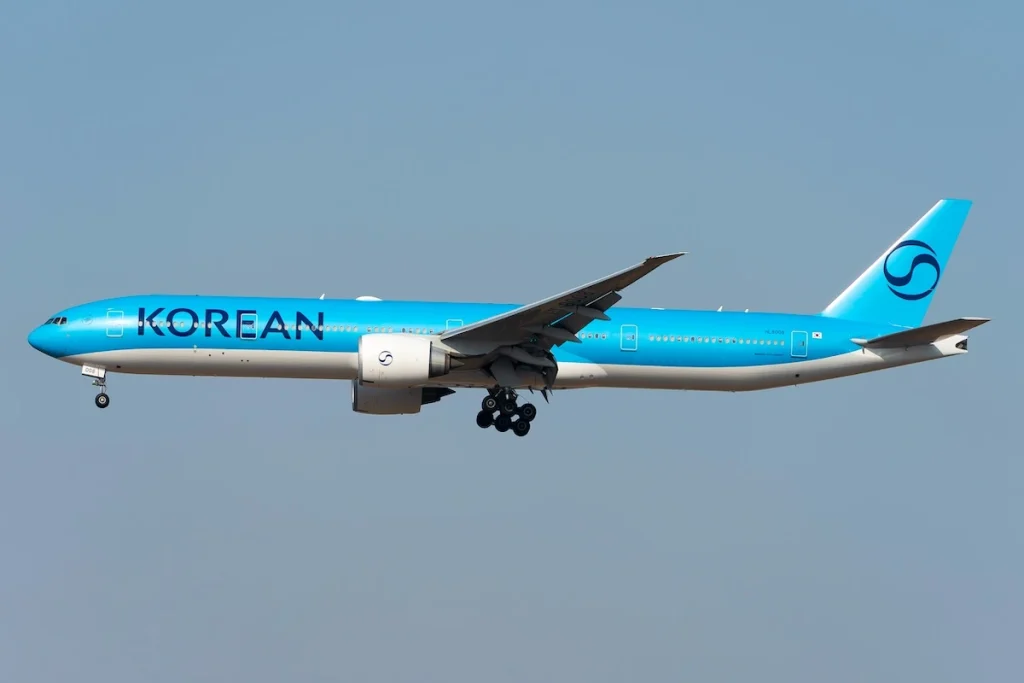 April 6th,2025- Korea Air's B777 landing at Incheon International Airport, Yeongjong Island, South Korea. This is their second aircraft to feature their new brand logo and livery. Registration HL8008.