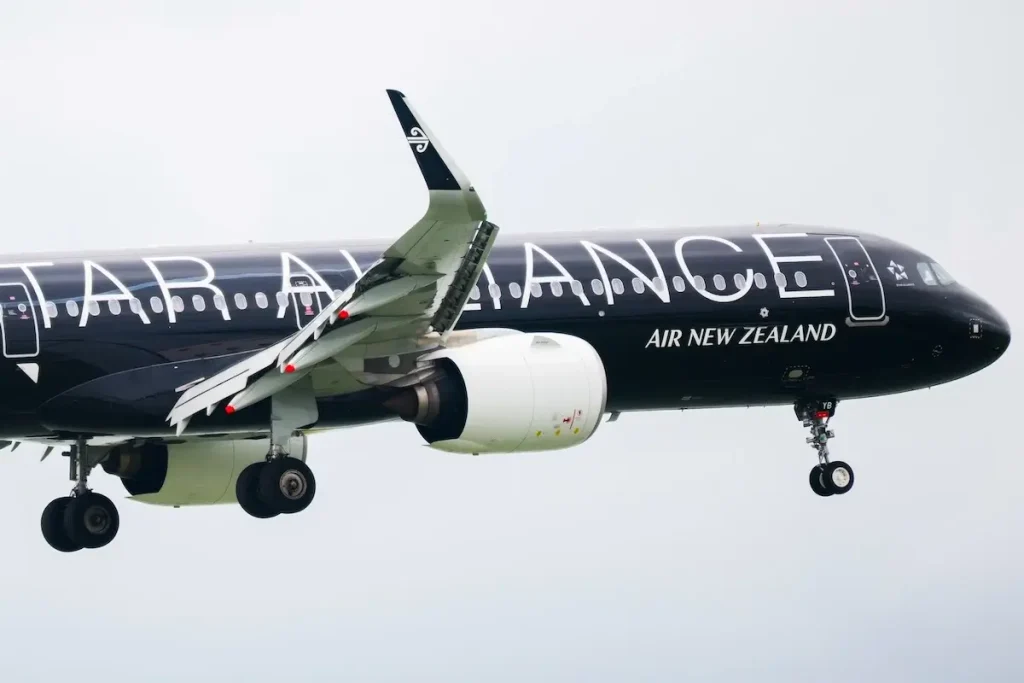 Auckland, New Zealand – November 23 2025: Air New Zealand (Star Alliance Black Livery) ZK-OYB Airbus A321-271NX flying to Auckland International Airport.