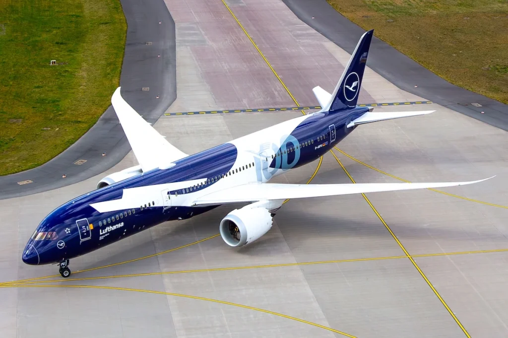 A Lufthansa Boeing 787 wearing the special 100 years livery