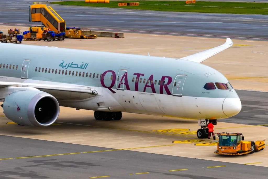 Qatar Airways 787 being pushed back and waiting for taxi at Vienna International Airport