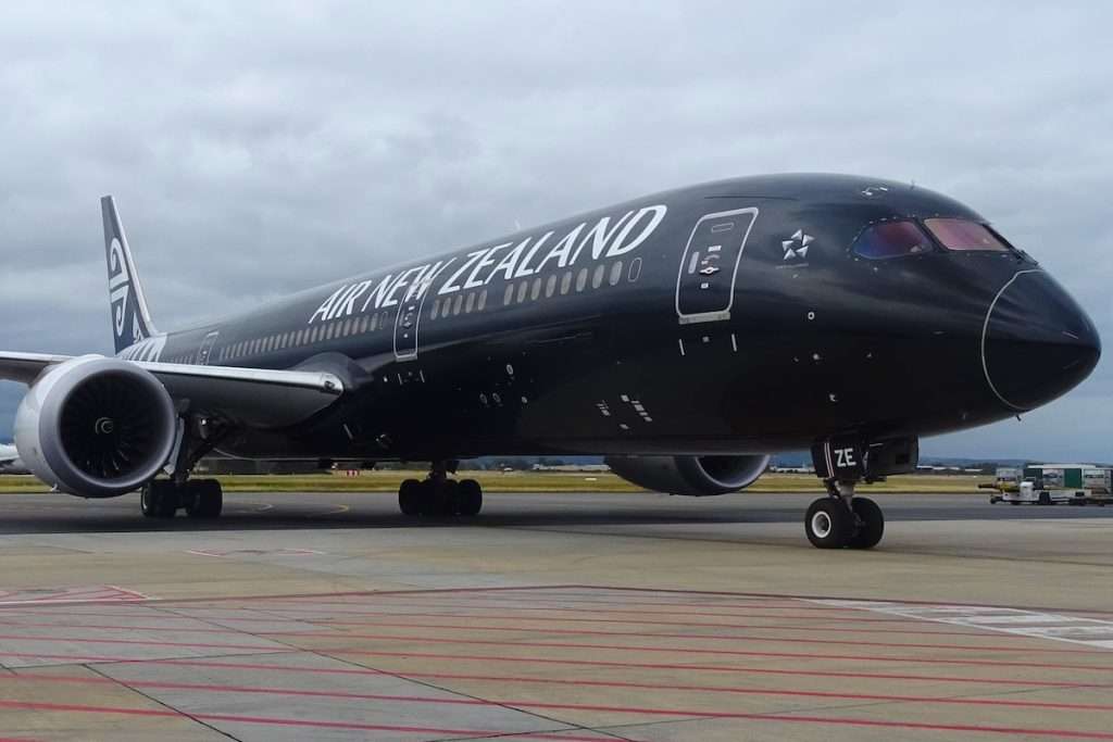 An Air New Zealand Boeing 787 wearing the All Black livery