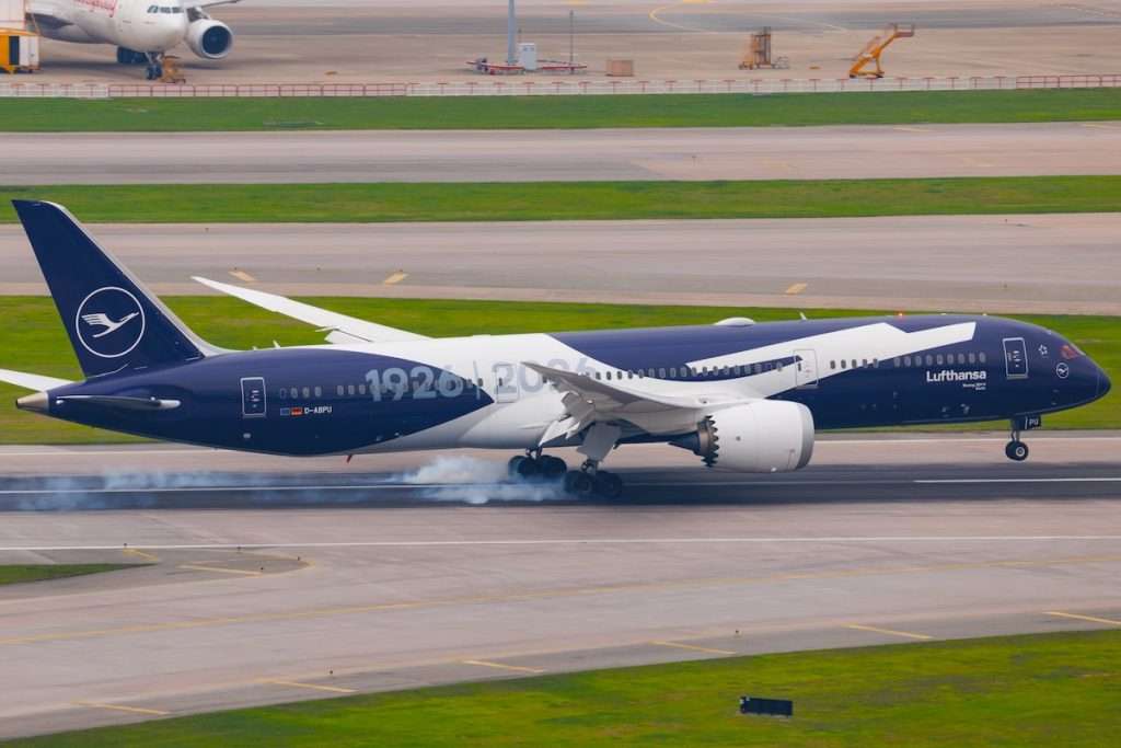 A Lufthansa Boeing 787-9 arrives into Hong Kong