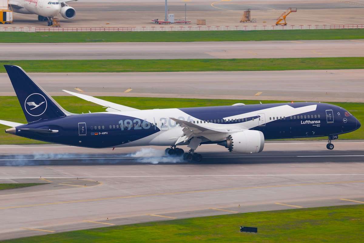A Lufthansa Boeing 787-9 arrives into Hong Kong