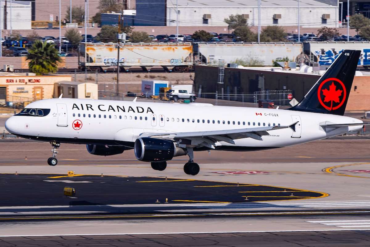 Air Canada Airbus A320 C-FCQX arrival for 26 at Sky Harbor Intl. Airport