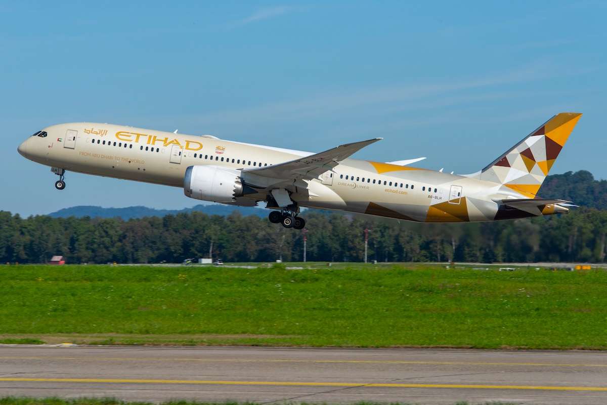 Etihad Airways Boeing 787 departs Zurich