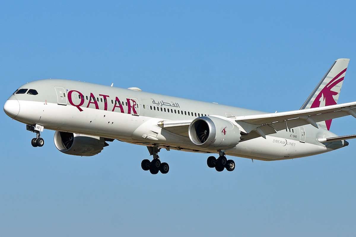 A Qatar Airways Boeing 787 Dreamliner on approach