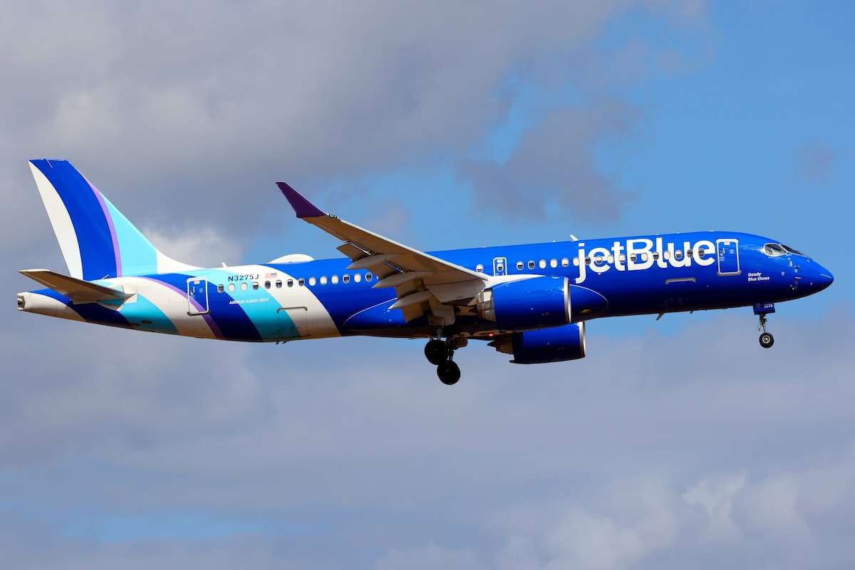 A JetBlue Airbus A220-300 at West Palm Beach