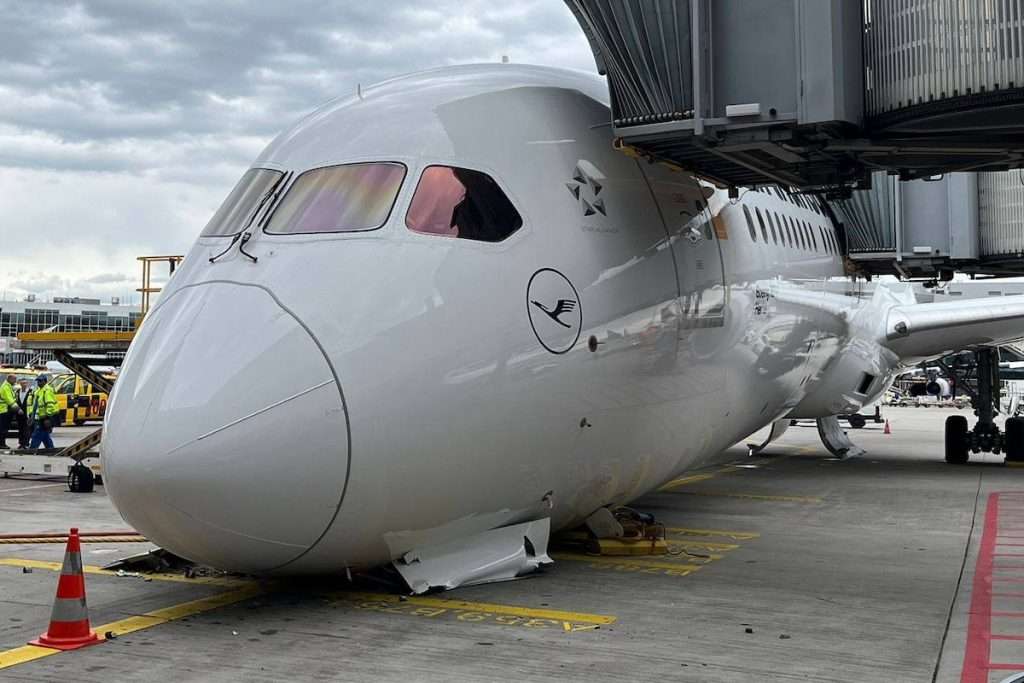 Lufthansa Boeing 787-9 nose gear collapse in Frankfurt