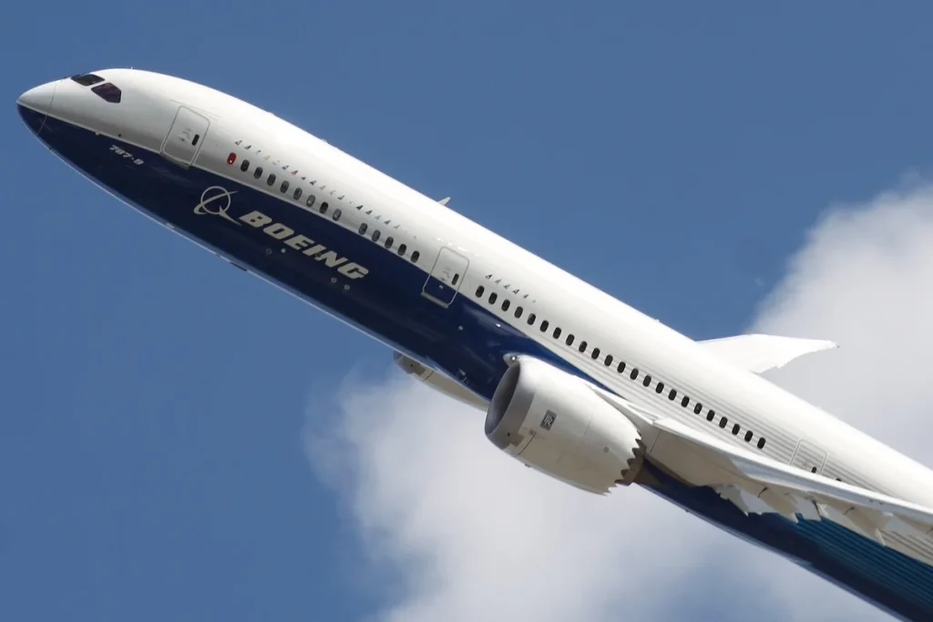 A Boeing 787 registered as N789EX during test flights
