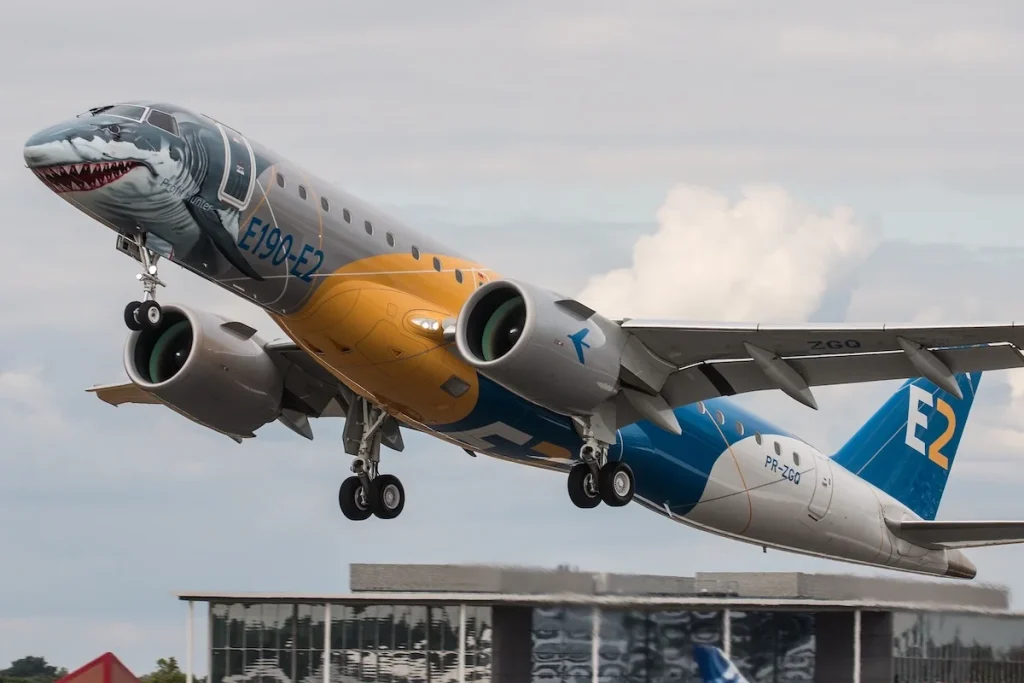 Embraer E190-E2 departs the Farnborough International Airshow in 2018