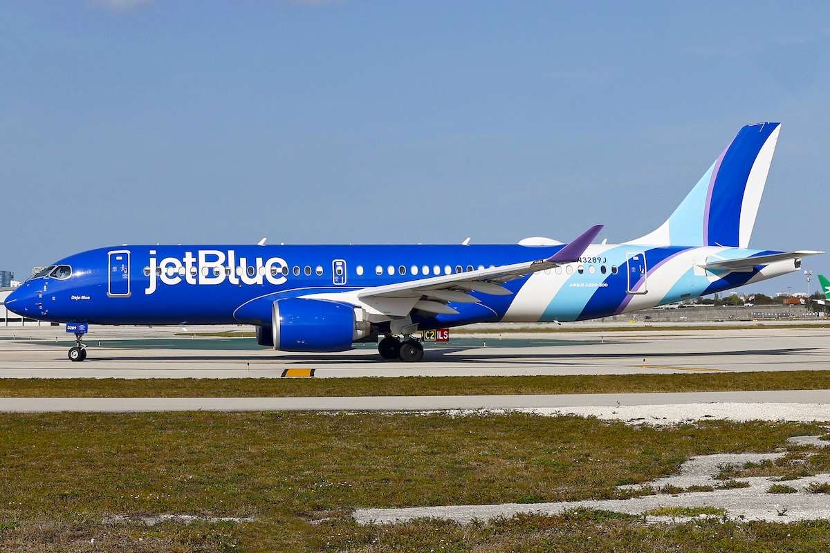 A JetBlue Airbus A220-300