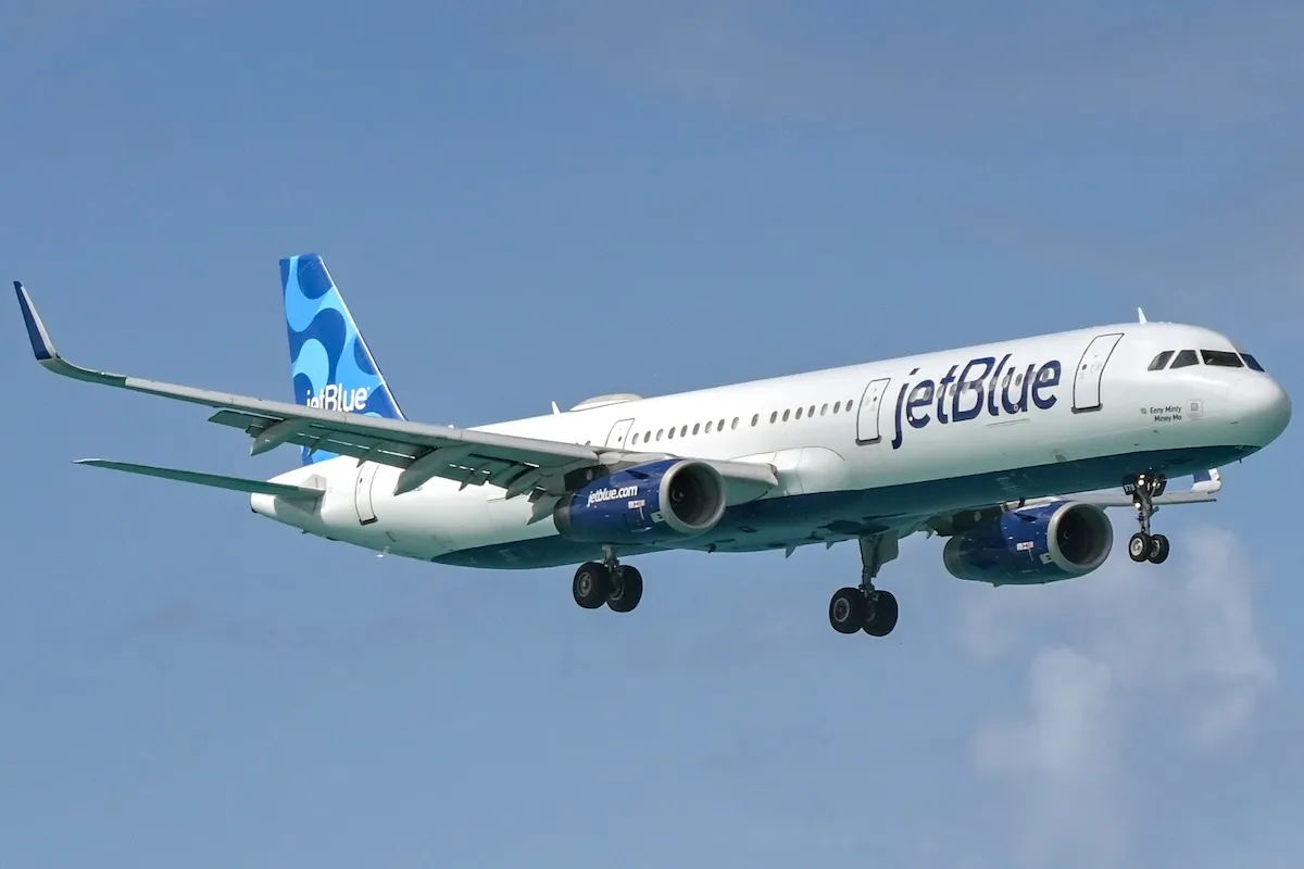 Airbus A321 operated by JetBlue (registration N979JT) flying low over the island's famous Maho Beach to land at the Princess Juliana International Airport