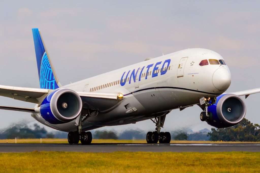 A United Airlines Boeing 787-9 departs Melbourne Airport