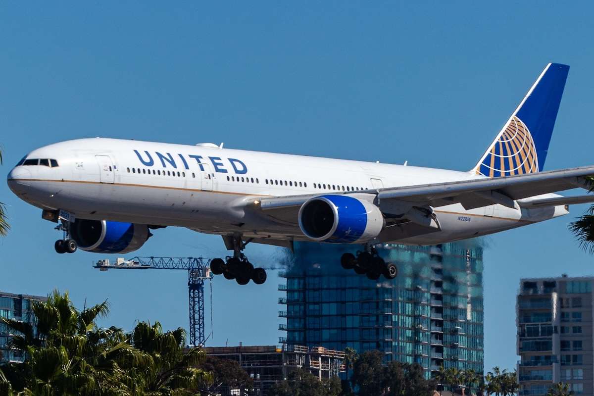 United Airlines Boeing 777-222ER | N221UA) landing at San Diego International Airport