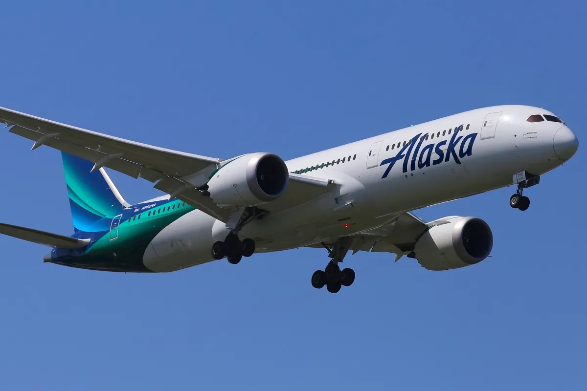 Alaska Airlines Boeing 787-9 Dreamliner landing at London Heathrow