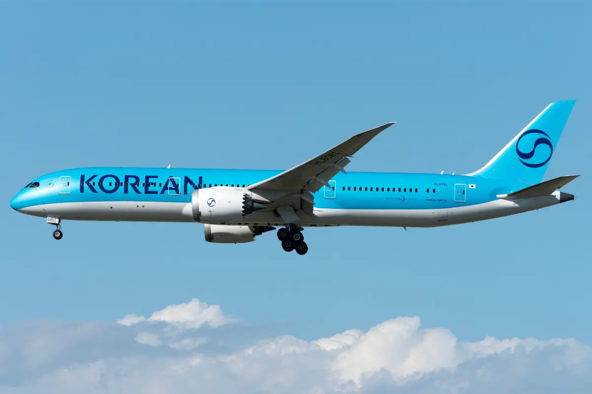 Korean Air Boeing 787-9 Dreamliner in their new livery landing at Incheon International Airport