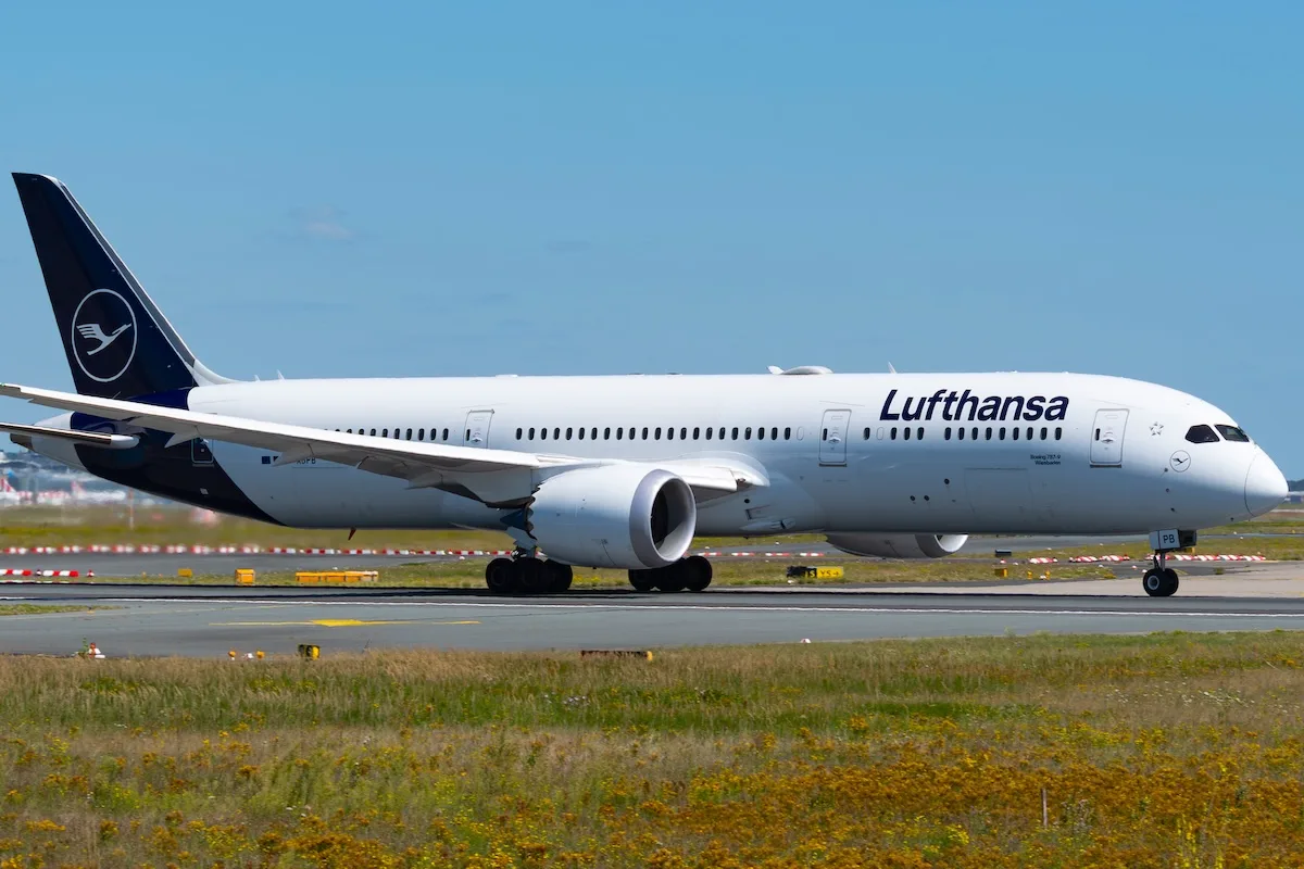 A Lufthansa Boeing 787 Dreamliner