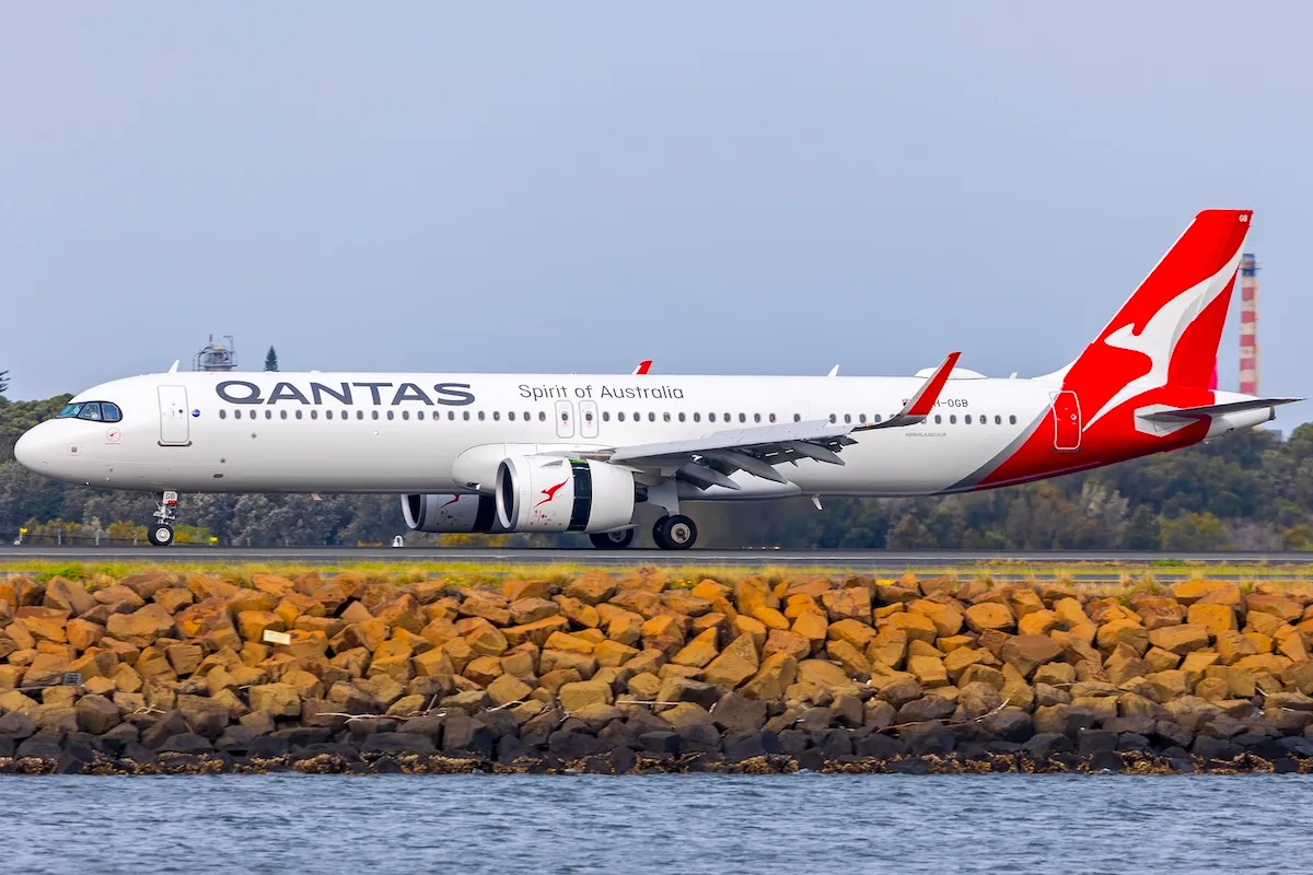 Qantas (VH-OGB) Airbus A321-271NY(XLR) arriving at Sydney Airport