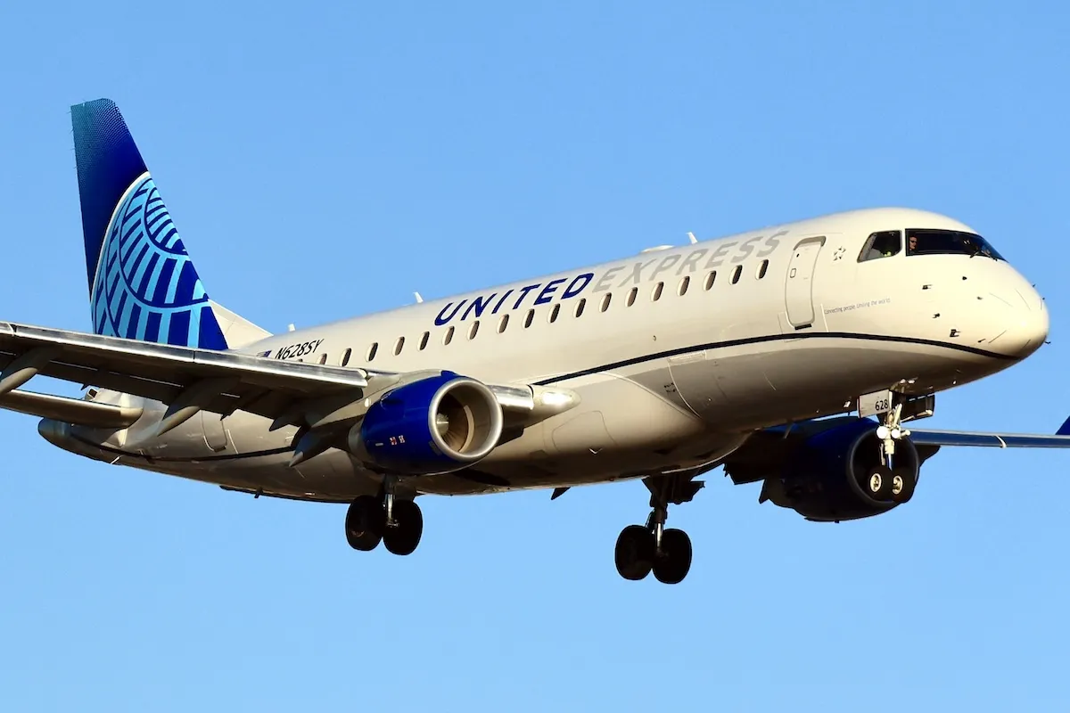 United Express Embraer E175, aircraft registration N628SY, in flight during approach to Los Angeles International Airport (LAX