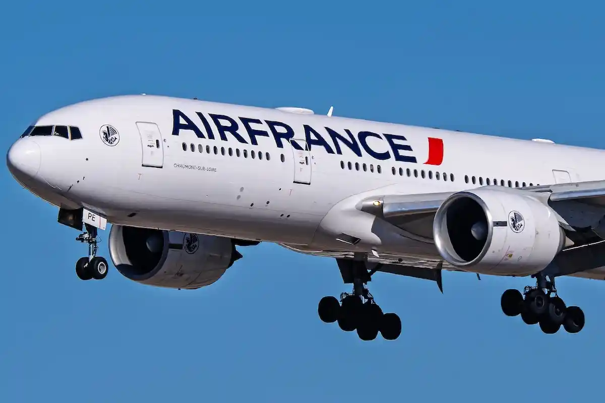 Air France Boeing 777-200ER on final for 26 at Sky Harbor Intl. Airport.