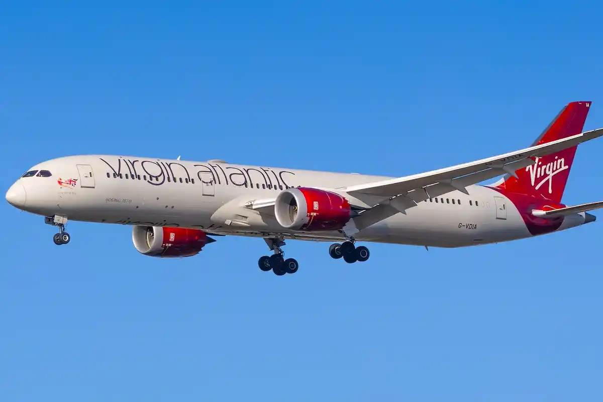 Virgin Atlantic, Boeing 787 Dreamliner, coming in to land across a clear blue sky